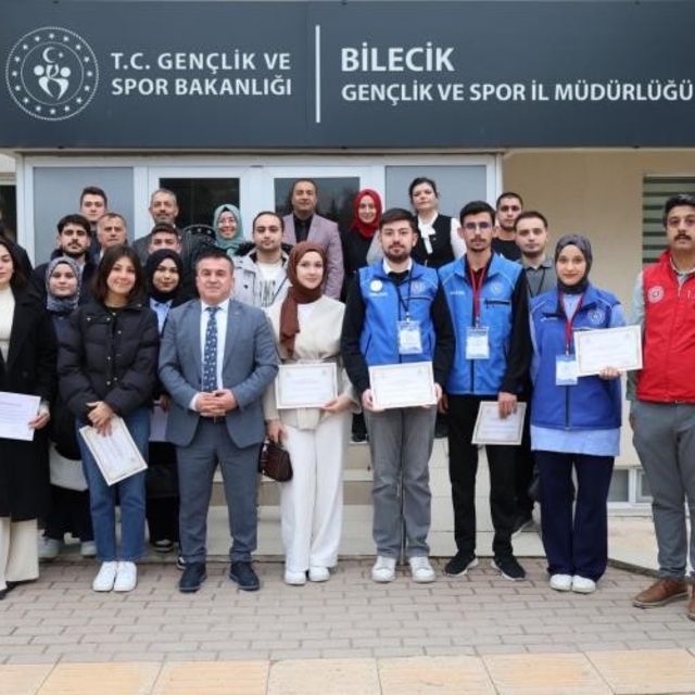 Bilecik'te gönüllü gençlere teşekkür belgeleri takdim edildi