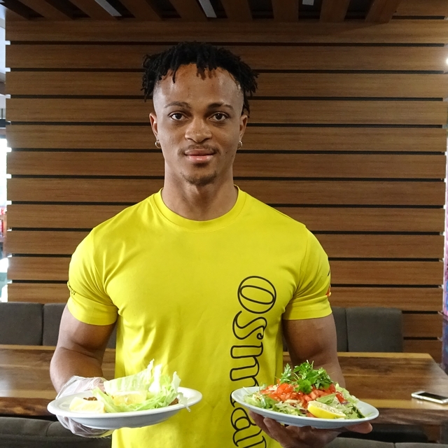 Siirt'te yemek servisleri Nijeryalı Micheal'den