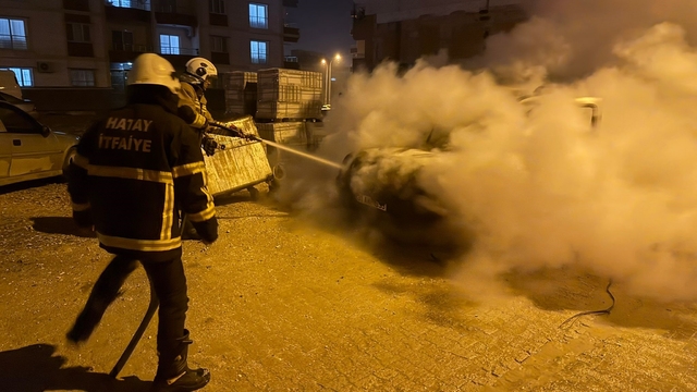 Kırıkhan'da hafif ticari araç yandı