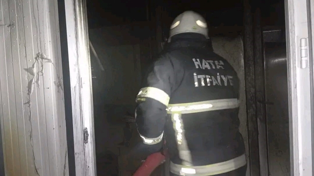 Samandağ'da yanan konteyner kullanılamaz hale geldi