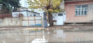 Caddede biriken sular evleri bastı