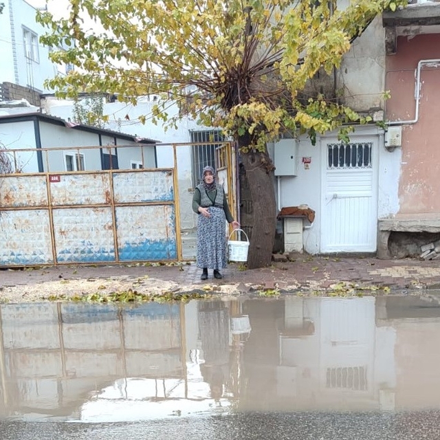 Caddede biriken sular evleri bastı