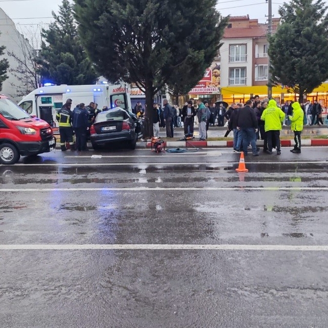 Tavşanlı'da otomobil refüje çıktı: 2 yaralı