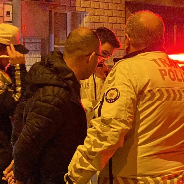 Alkollü sürücü 2 araca çarparak kaçtı, yakalanınca ekiplere zor anlar yaşat...