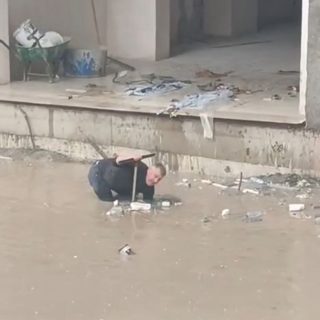 Mardin'de sağanak nedeniyle cadde ve sokaklar göle döndü