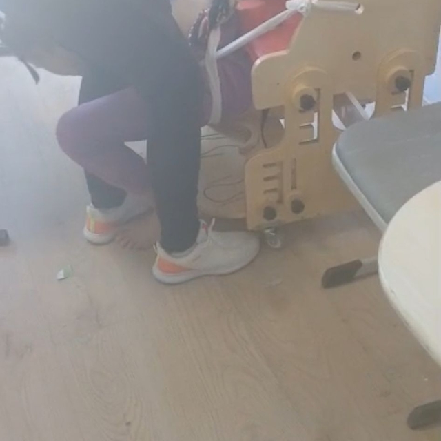 Otizmli öğrencilerin iple bağlanıp ders işlenmesine inceleme