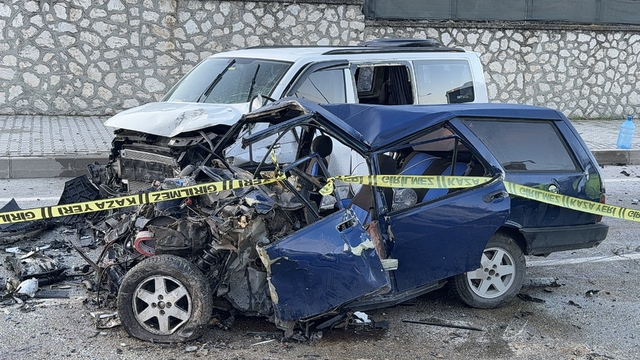 Burdur'da 3 aracın karıştığı kazada 2 kişi öldü, 3 kişi yaralandı