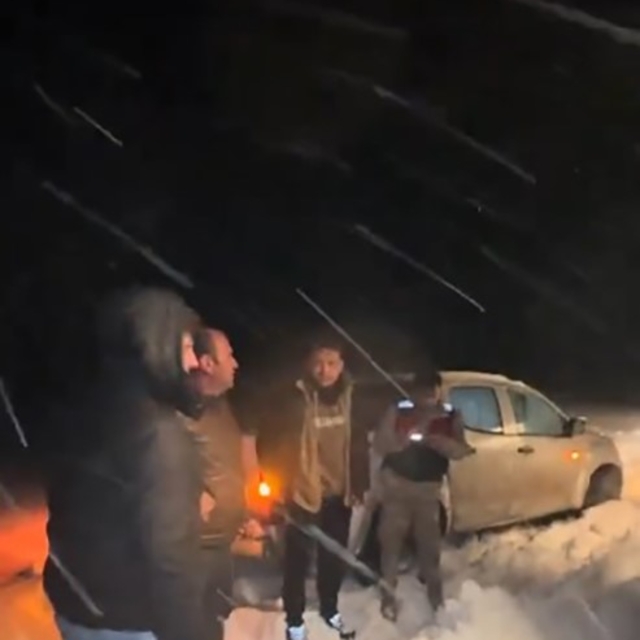 Karda mahsur kalan 4 vatandaş 3 saatlik zorlu çalışmayla kurtarıldı