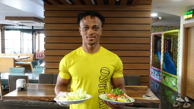 Siirt'te yemek servisleri Nijeryalı Micheal'den