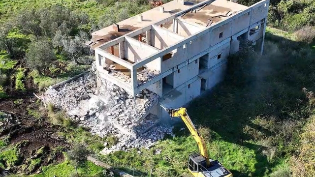 Ayvacık'ta 66 kaçak yapı yıkıldı