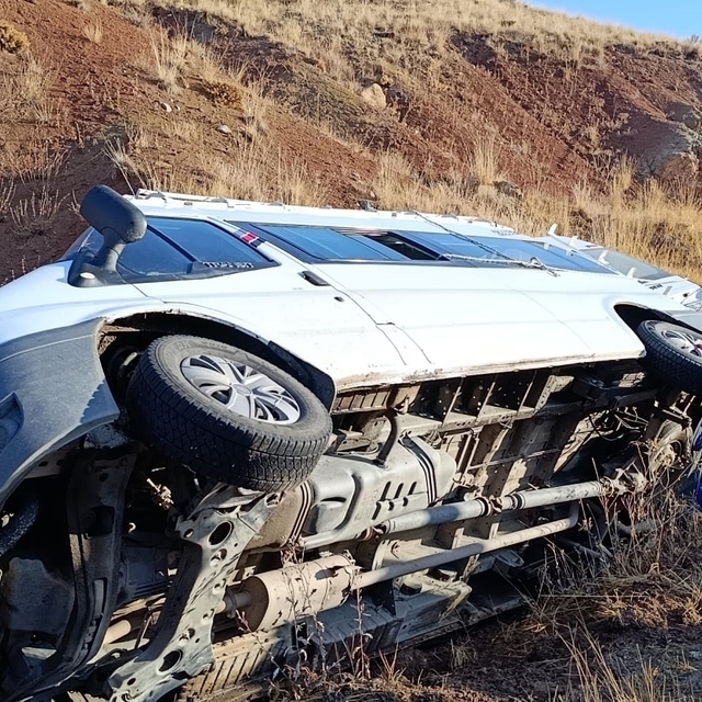 Erzurum'da öğretmenleri taşıyan servis minibüsü devrildi, 1'i çocuk 7 kişi...