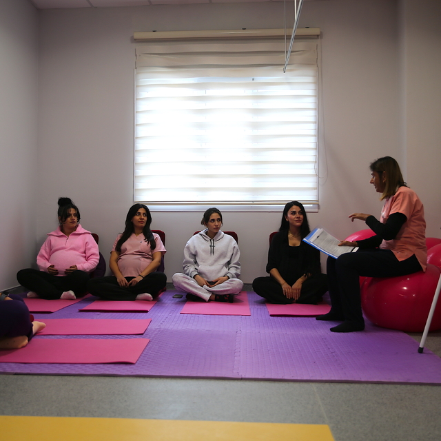 Hatay'da anne adayları doğum korkularını gebe okulundaki eğitimlerle aşıyor