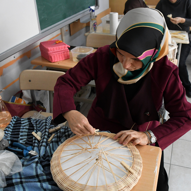 Anneannesinden öğrendiği hasır dokuma sanatını geleceğe aktarıyor