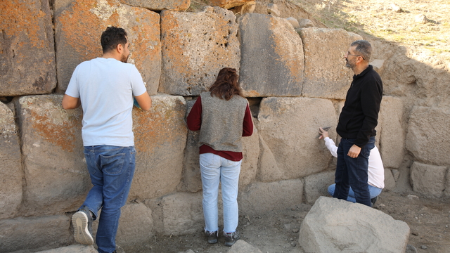 Van'daki Körzüt Kalesi'nde "giriş yolu" ortaya çıkarıldı