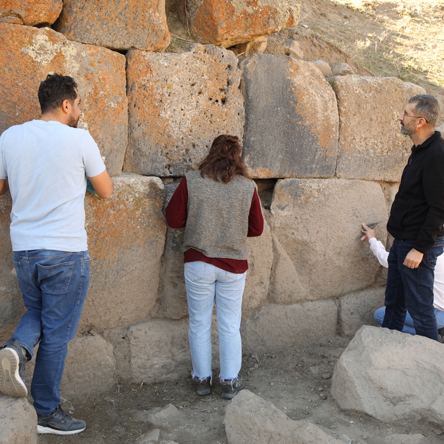 Van'daki Körzüt Kalesi'nde "giriş yolu" ortaya çıkarıldı