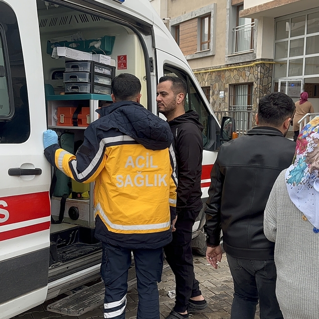 Elazığ'da korkutan yangın: 9 kişi dumandan etkilendi