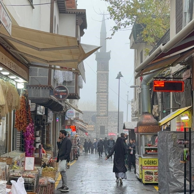 Diyarbakır'ın tarihi mekanlarını sis kapladı, ortaya kartpostallık görüntül...