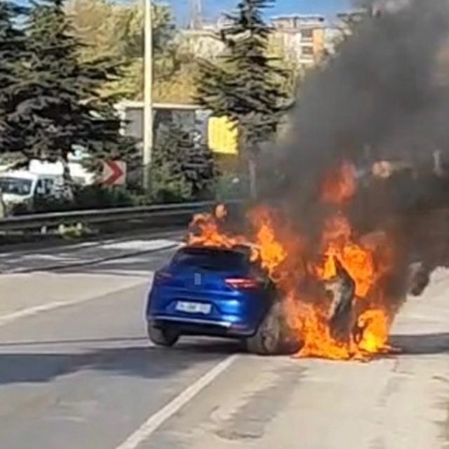 Samsunsporlu Musaba'nın otomobili alev alev yandı, futbolcu yara almadan ku...