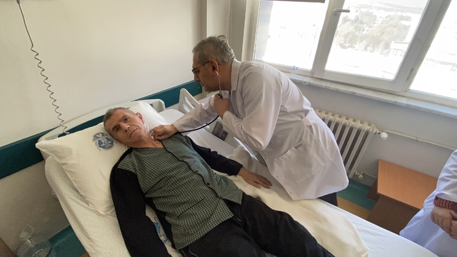 Şah damarındaki yapısal bozukluk nedeniyle felç geçiren hasta stent takılınca ayağa kalktı