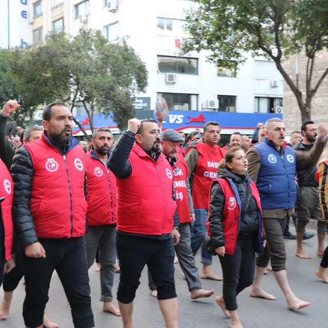 İzmir Büyükşehir işçilerinden çıplak ayaklı protesto