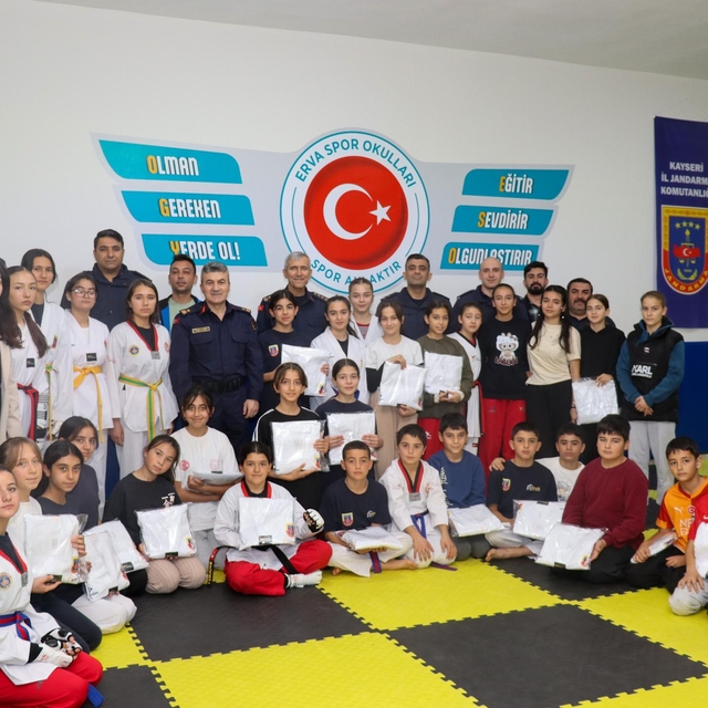 İl Jandarma Komutanı Tuğgeneral Yeşilyurt'tan spor okulu öğrencilerine ziya...