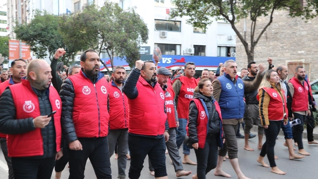 İzmir Büyükşehir işçilerinden çıplak ayaklı protesto