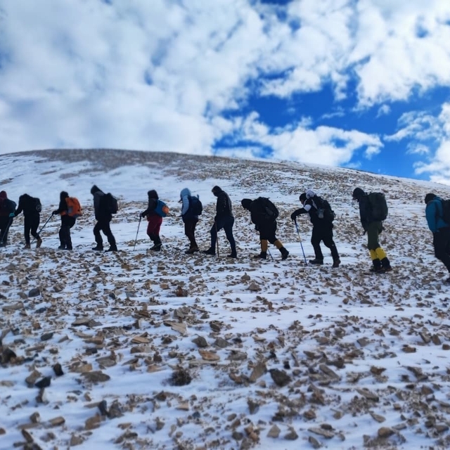 Doğaseverler 3 bin 395 rakımlı Vivara Dağı'nda zirve yaptı