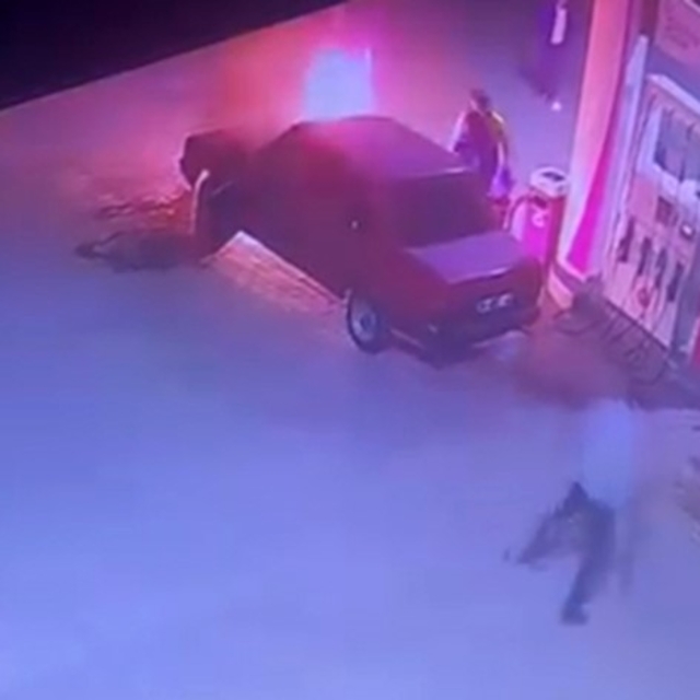 Akaryakıt istasyonunda araç yangını korkuttu