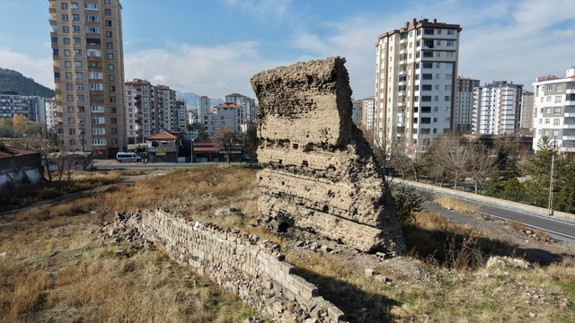 Dünyanın en eski hastanesi olduğu değerlendirilen yapı, tarihe kazandırılmayı bekliyor