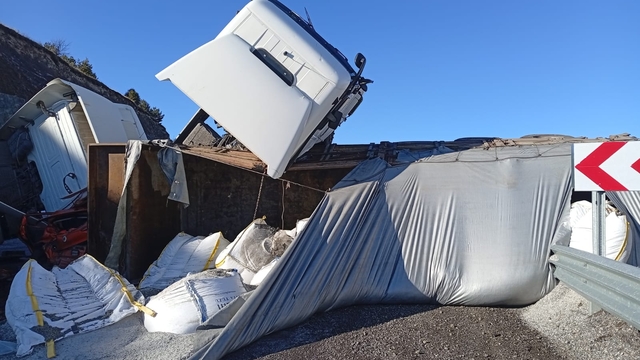 Ardahan'da iki tır ve otomobil çarpıştı