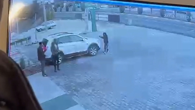 Şanlıurfa'da aynı gün iki iş yerine silahlı saldırı kamerada