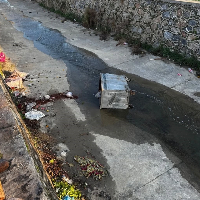 Çöp konteynerleri ilçe kanalına atıldı, belediye hukuki süreç başlatacak