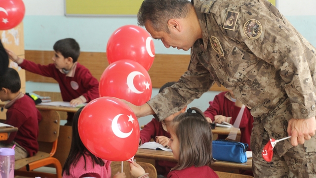 Şırnak Emniyet Müdürü Sazak'tan öğrencilere sürpriz
