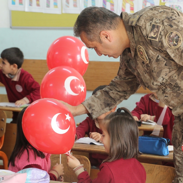 Şırnak Emniyet Müdürü Sazak'tan öğrencilere sürpriz