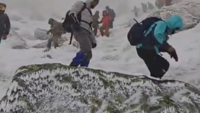 Kar ve buzla kaplı Köroğlu Dağı'nda zorlu yürüyüş