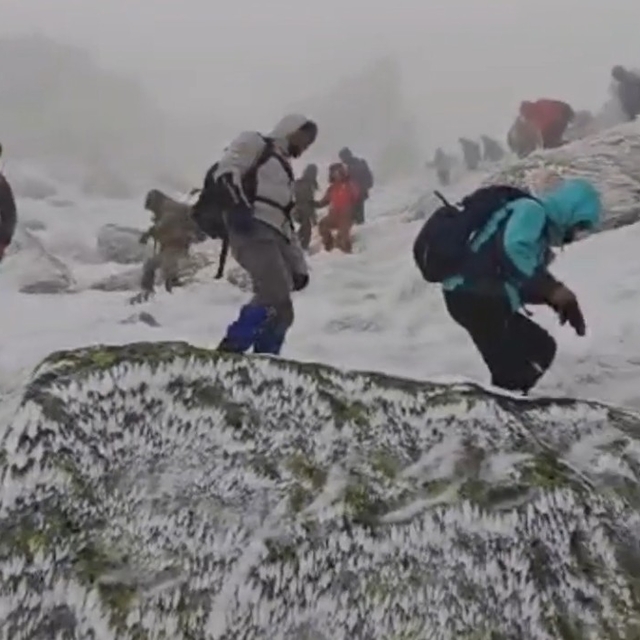 Kar ve buzla kaplı Köroğlu Dağı'nda zorlu yürüyüş