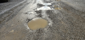 Edremit'te yeni yapılan yolda bir buçuk ayda çukurlar oluştu