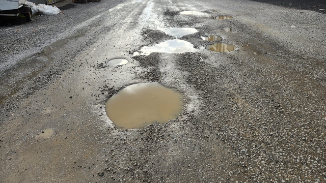 Edremit'te yeni yapılan yolda bir buçuk ayda çukurlar oluştu