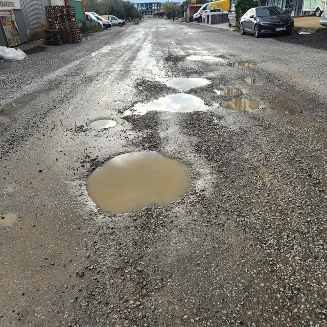 Edremit'te yeni yapılan yolda bir buçuk ayda çukurlar oluştu