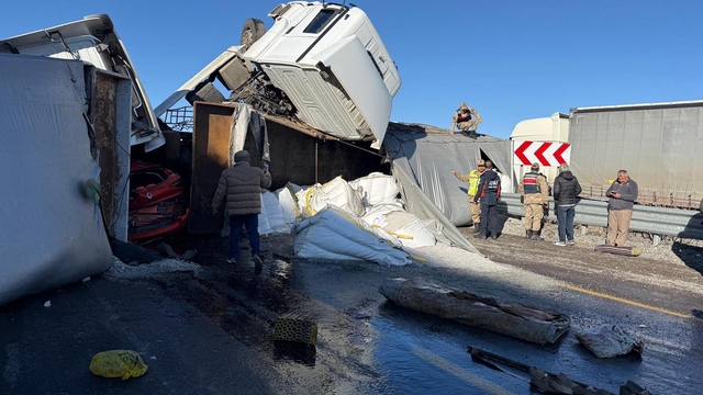 Buzlanan yolda zincirleme kaza