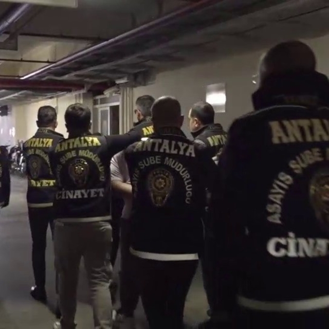 Antalya'da 40 bin TL karşılığı silahlı saldırıya 2 tutuklama
Bir kişinin si...
