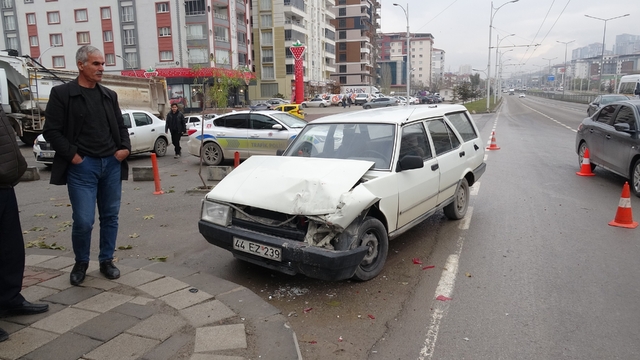 Malatya'da iki otomobil çarpıştı: 2 yaralı