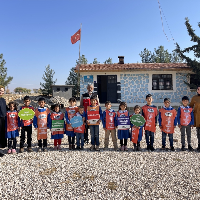 Siverek'te köy okulu öğrencilerine ağaç sevgisi ve çevre bilinci eğitimi
