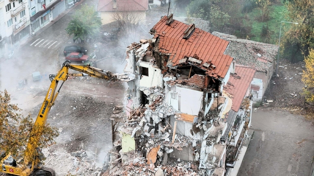 Sındırgı'da 27 Ekim'deki depremde ağır hasar alan binalar yıkılıyor