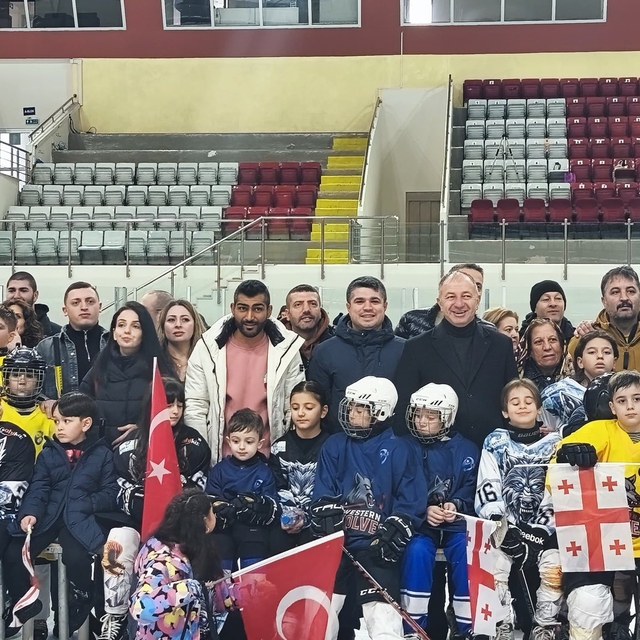 Buzda dostluk rüzgarı esti