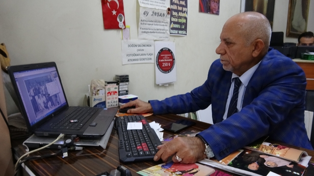 Çocukluk hayali olan fotoğrafçılığı 55 yıldır sürdürüyor
Gelişen teknolojiye ve yüksek çözünürlüklü fotoğraf-video çeken telefonlara rağmen mesleğini yapmaya devam ediyor