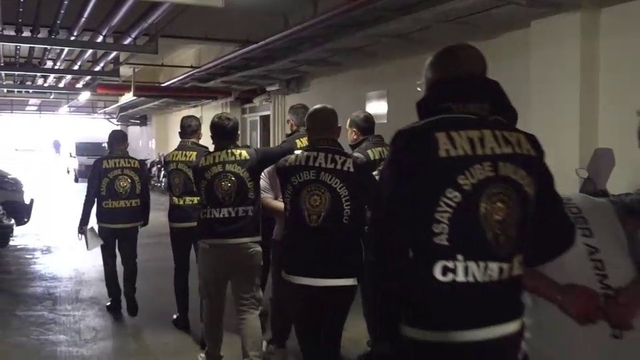 Antalya'da 40 bin TL karşılığı silahlı saldırıya 2 tutuklama
Bir kişinin silahla yaralanması olayında gözaltına alınan 7 kişiden 2'si tutuklandı
Saldırı anı güvenlik kamerasına yansıdı