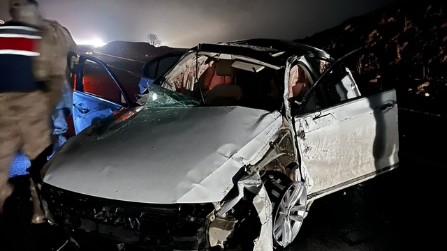 Takla atan otomobil hurdaya döndü: 1 ölü, 1 yaralı