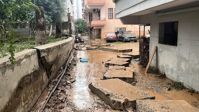 15 dakikalık yağmur Alanya'yı felç etti zararın boyutu ertesi gün ortaya çıktı
Sarı kodla uyarılan Alanya'da araçlar mahsur kaldı, işyerlerini su bastı, istinad duvarı çöktü
Yağışın boyutu gün ağarınca ortaya çıktı