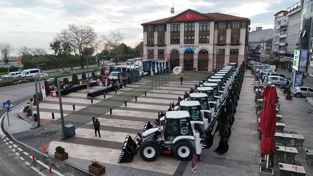 OBB, araç filosunu 340'a çıkardı
Ordu Büyükşehir Belediyesi, kendi öz kaynakları ile 15 yeni araç daha aldı